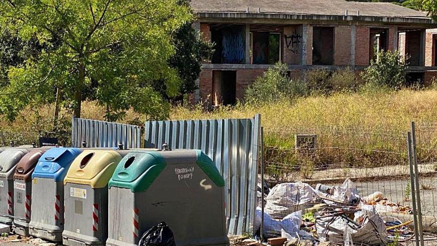 Protesten per la manca d&#039;actuació del servei de recollida d&#039;escombraries i la insalubritat d&#039;alguns punts de la urbanització. ?Els serveis de la urbanització estan recepcionats per l&#039;Ajuntament des de fa anys, però els veïns manifesten que, tot i les reiterades protestes, no s&#039;han atès les seves queixes.