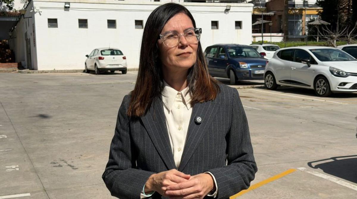 La portavoz del PSOE, Isabel Pérez, en el exterior del albergue África.