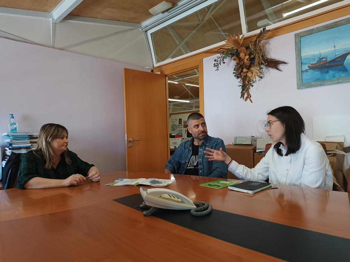 De izquierda a derecha: Laura Ogando, Julio Barreiro y Eva Piñeiro, en el Concello de Bueu.