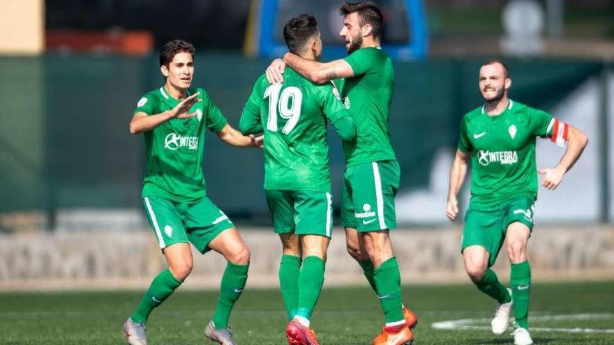 Los jugadores del Sporting B celebran el gol del empate ante el Internacional.