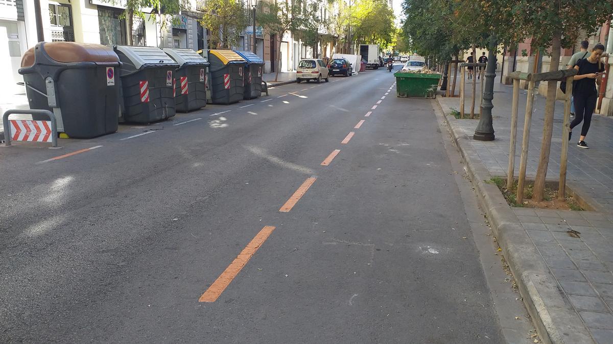 Varias calles de Russafa siguen vacías después de haberse pintado la zona naranja.