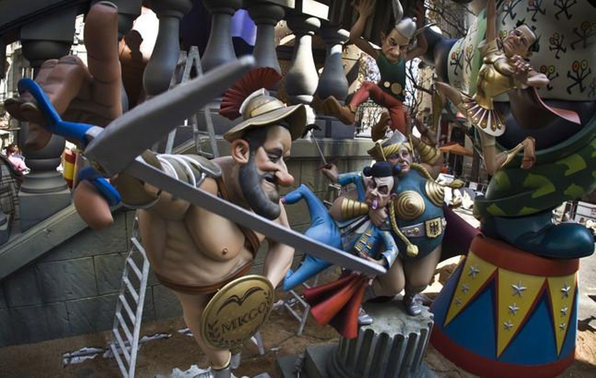 El ninot gladiador de Mariano Rajoy ja posa amb les seves estisores.