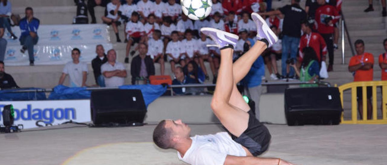 Javi Sanz en la exhibición que ofreció el día de la inauguración del torneo en el Parque Sur de Maspalomas.