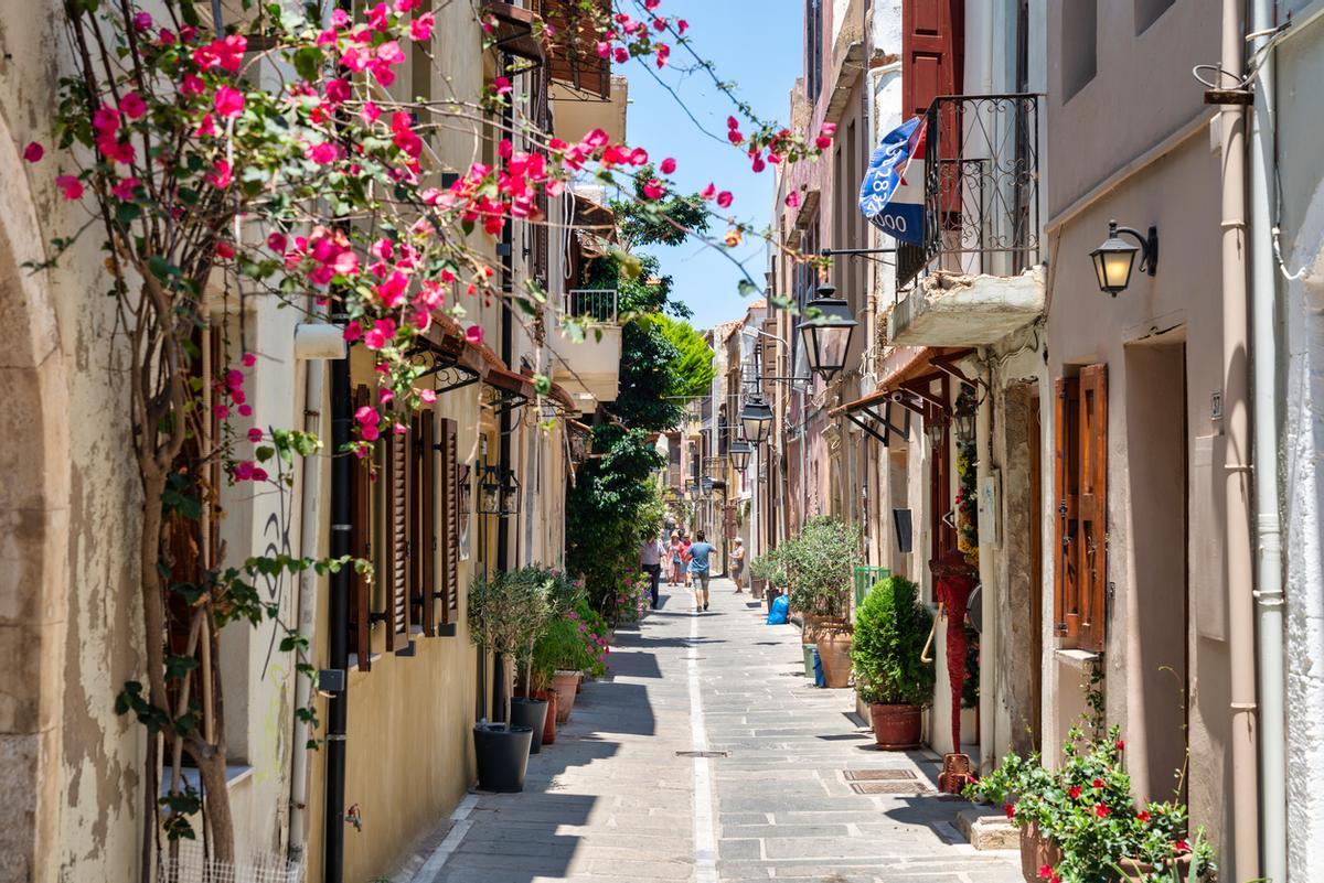 Calle estrecha en Chania, Grecia.