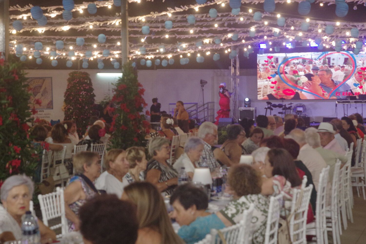 Ambiente en el Real de la Feria de Málaga 2025 el martes por la noche