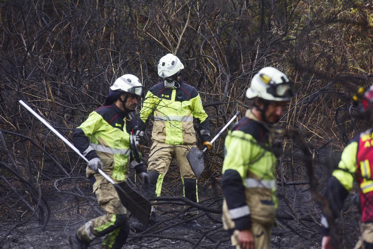 Bomberos de A Coruña trabajan en la extinción del incendio