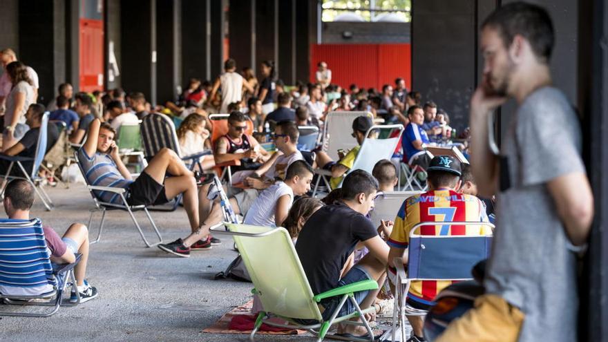 Colas en Mestalla para comprar entradas para viajar a Mónaco