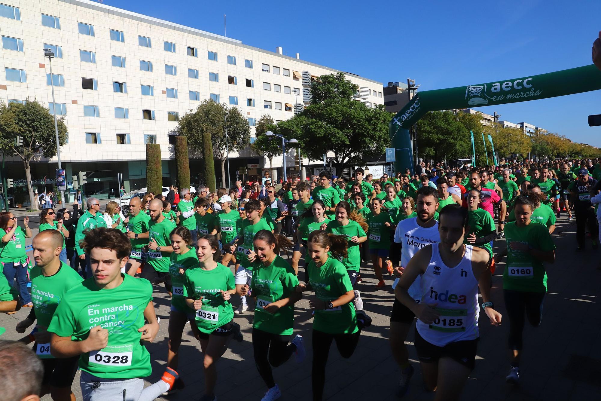 La Asociación Española contra el Cáncer convierte el Vial en una gran marea verde