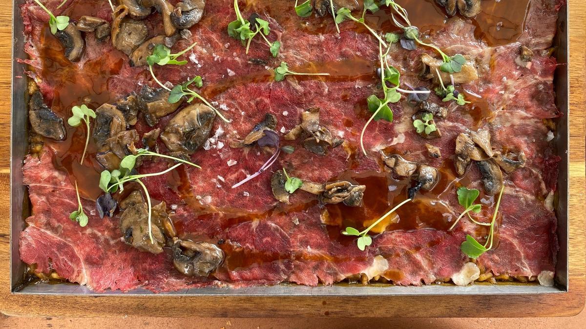 Arroz con carpaccio de vaca madurada del restaurante Xalar de Castelldefels.