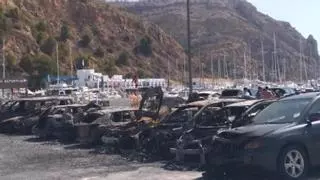 Devastador incendio en Xàbia: "Sacamos de debajo de un coche una caja de cohetes que estaba ardiendo, pero el fuego ya había prendido"