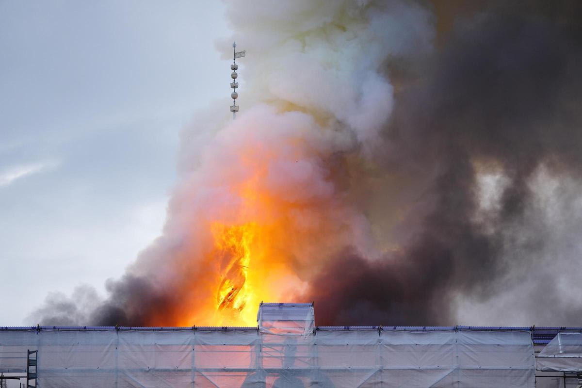 El fuego devora el edificio de la Bolsa de Copenhague