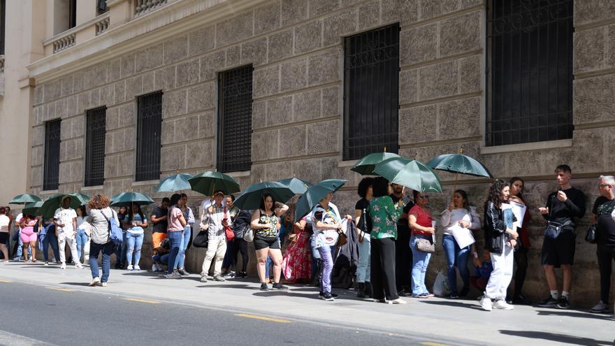 Chaparrón de críticas por los paraguas y las largas horas de cola para el padrón en València