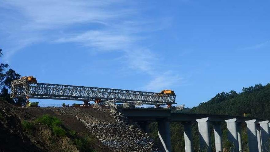 El lanzavigas sobre el viaducto da Fraga. // G.N.