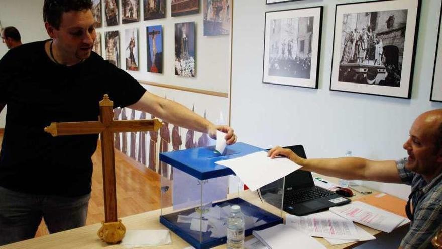 Uno de los 202 hermanos de la Vera Cruz que ejercieron su derecho al voto en la Casa de Hermandad.