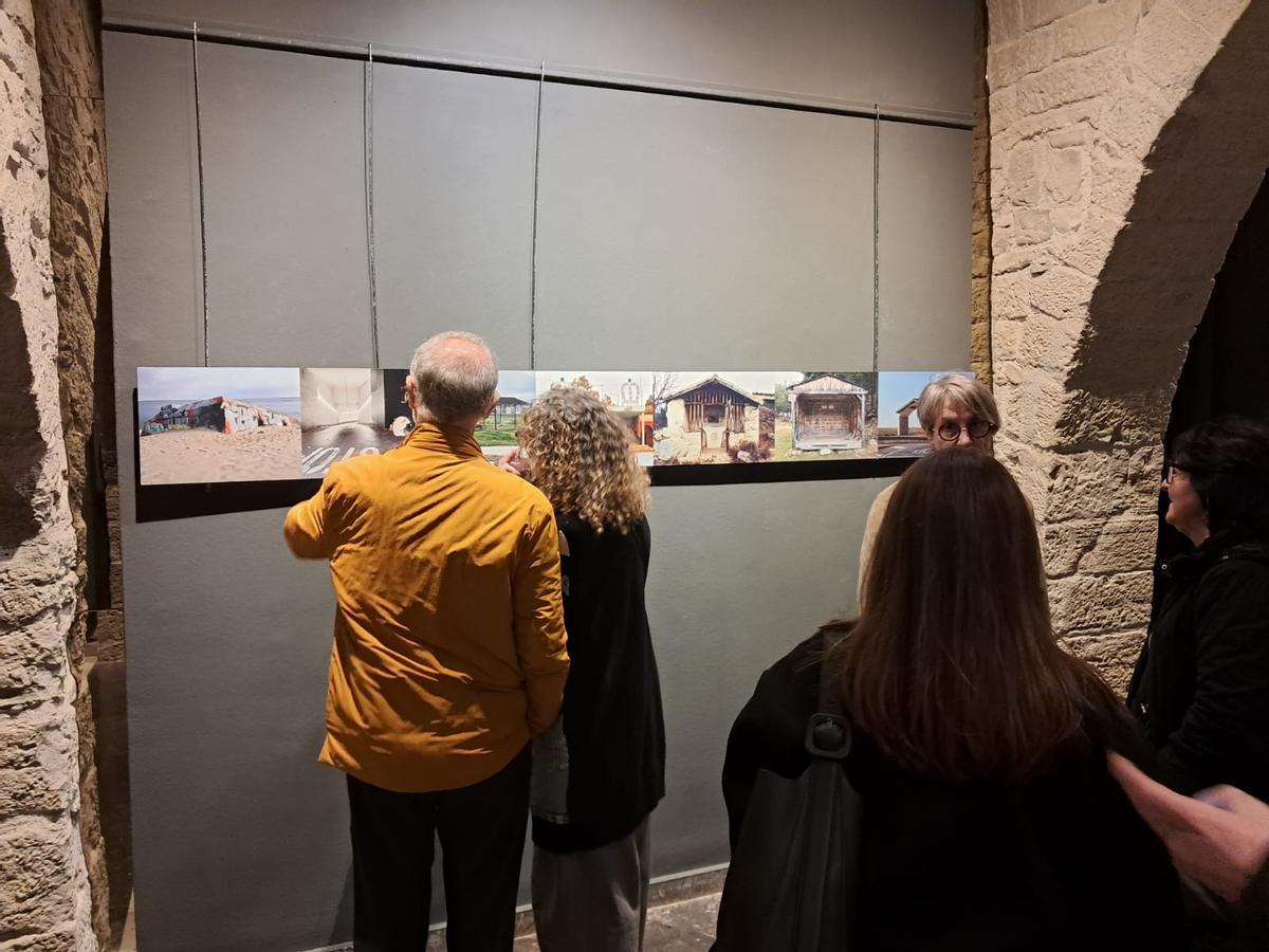 Manresa inaugura l'exposició "Aixopluc" a la Plana