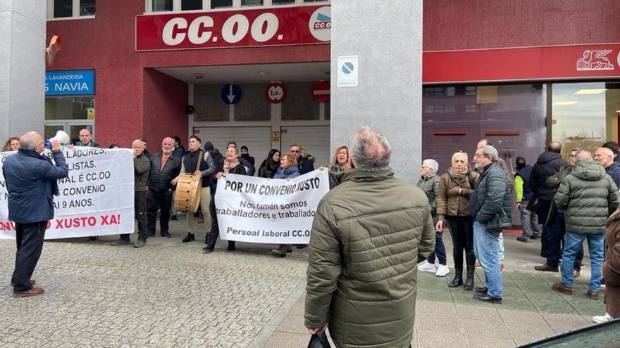 Unas 70 personas se concentran en la sede de CC OO Vigo  | FDV