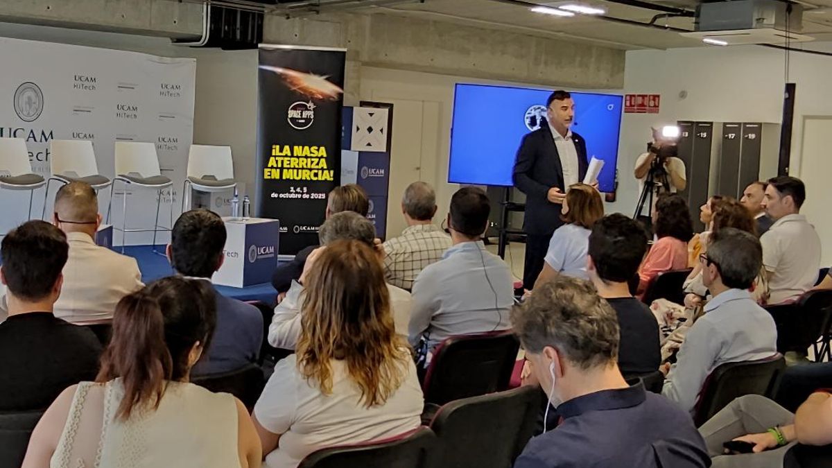 El CEO de NASA SpaceAPPS Spain, Oscar Sala, en la presentación del evento esta mañana en el UCAM HiTech