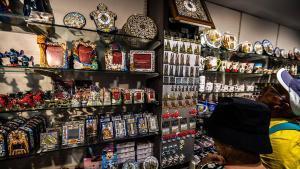 Turistas en una tienda de suvenirs en los alrededores de la Sagrada Família de Barcelona.