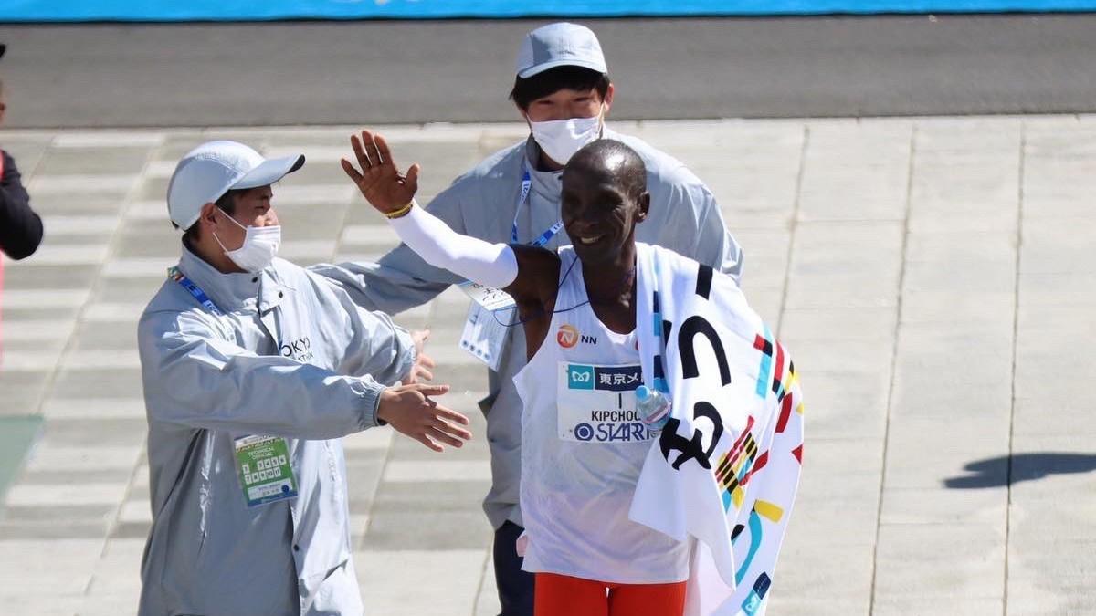Los plusmarquistas mundiales Kipchoge y Kosgei ganan el Maratón de Tokio