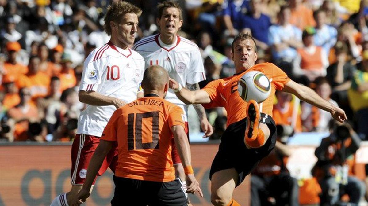 El centrecampista holandès Rafael van der Vaart controla la pilota en presència del seu company Wesley Sneijder i del danès Martin Jorgensen, durant el partit que l’equip taronja va guanyar 2-0.