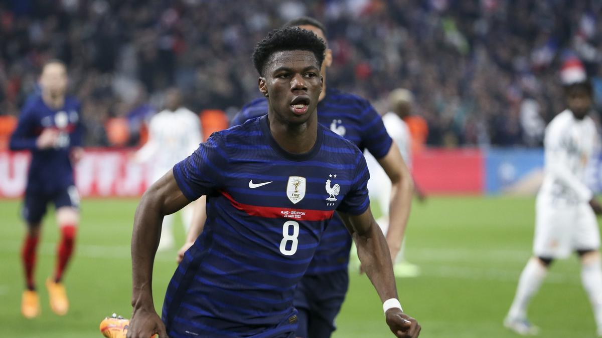 Aurélien Tchouaméni celebra un gol con la selección francesa.