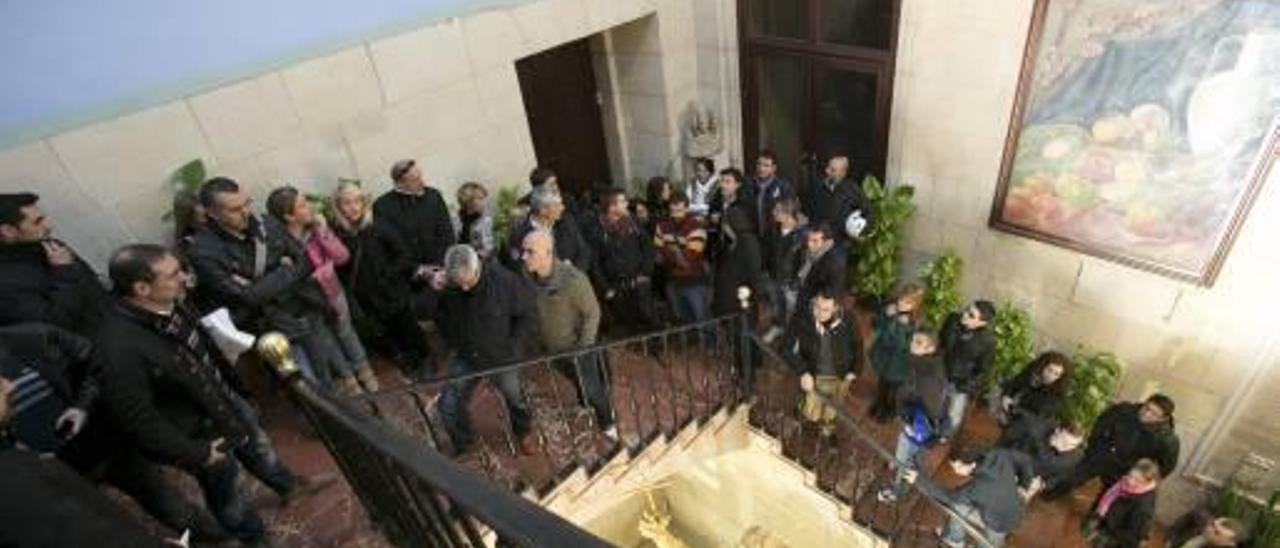 Los hosteleros suben al salón de plenos tras presentar las firmas contra la declaración de zona saturada de ruido. Al lado, los vecinos defienden su derecho al descanso.