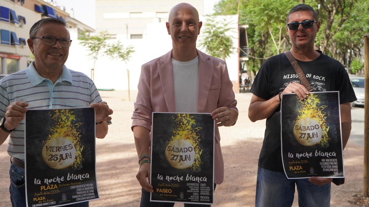 Nazario Zafra, Miguel Sánchez y David Hidalgo muestran los carteles de la edición 2026 de La Noche Blanca de Montilla.