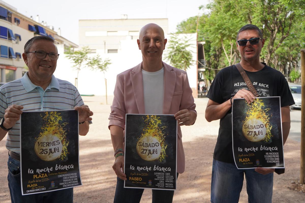 Nazario Zafra, Miguel Sánchez y David Hidalgo muestran los carteles de la edición 2026 de La Noche Blanca de Montilla.