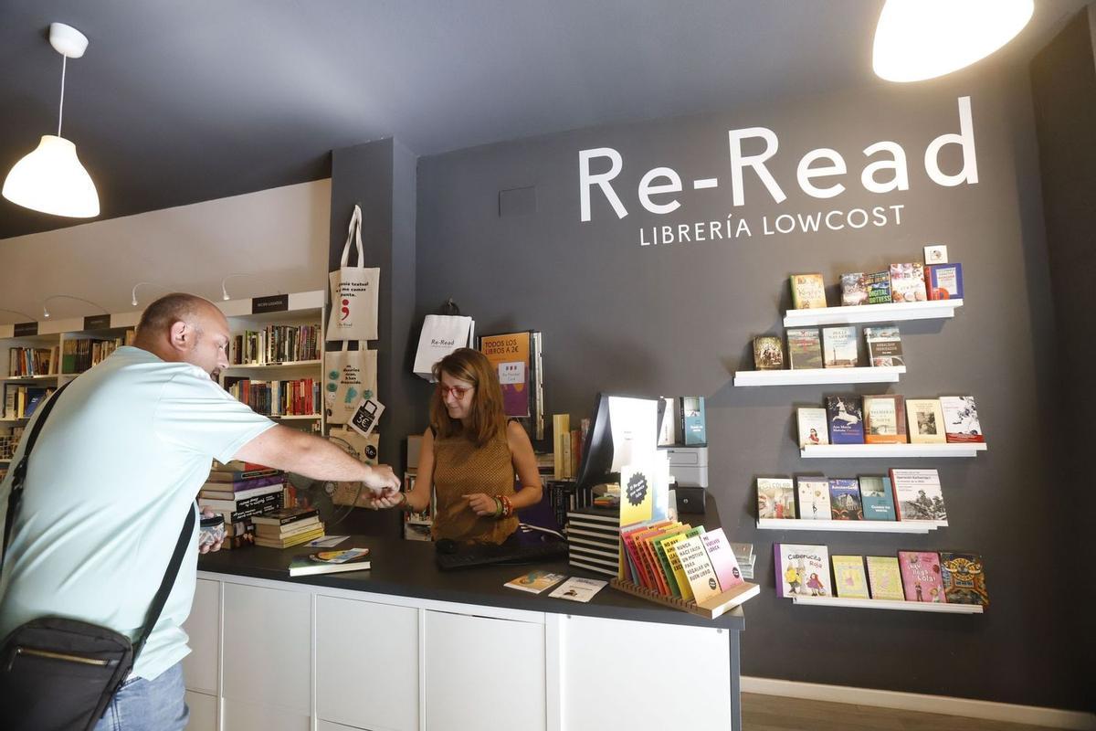 Un comprador abona la compra en el Re-Read de Fernando el Católico.