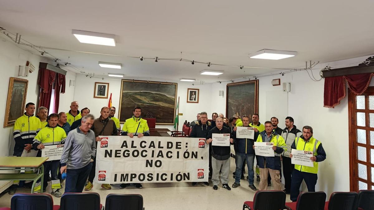 Miembros del comité de empresa del Ayuntamiento de Fernán Núñez, durante la protesta.