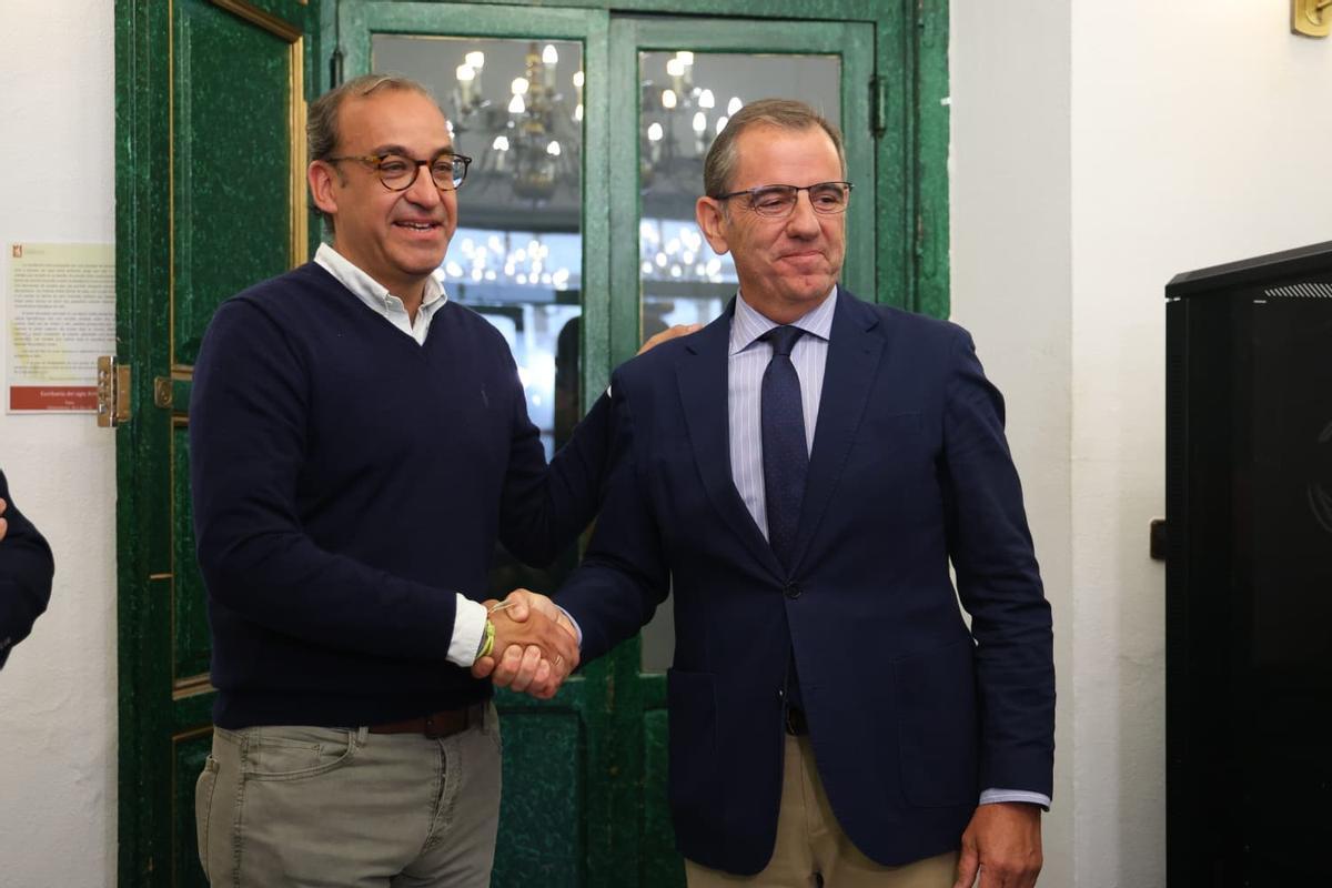Rafa Mateos y Eduardo Gutiérrez se saludan tras llegar a un acuerdo por los presupuestos de 2026.