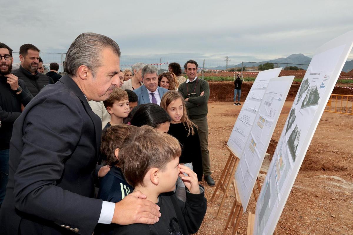 El conseller Antoni Vera junto a un grupo de alumnos.