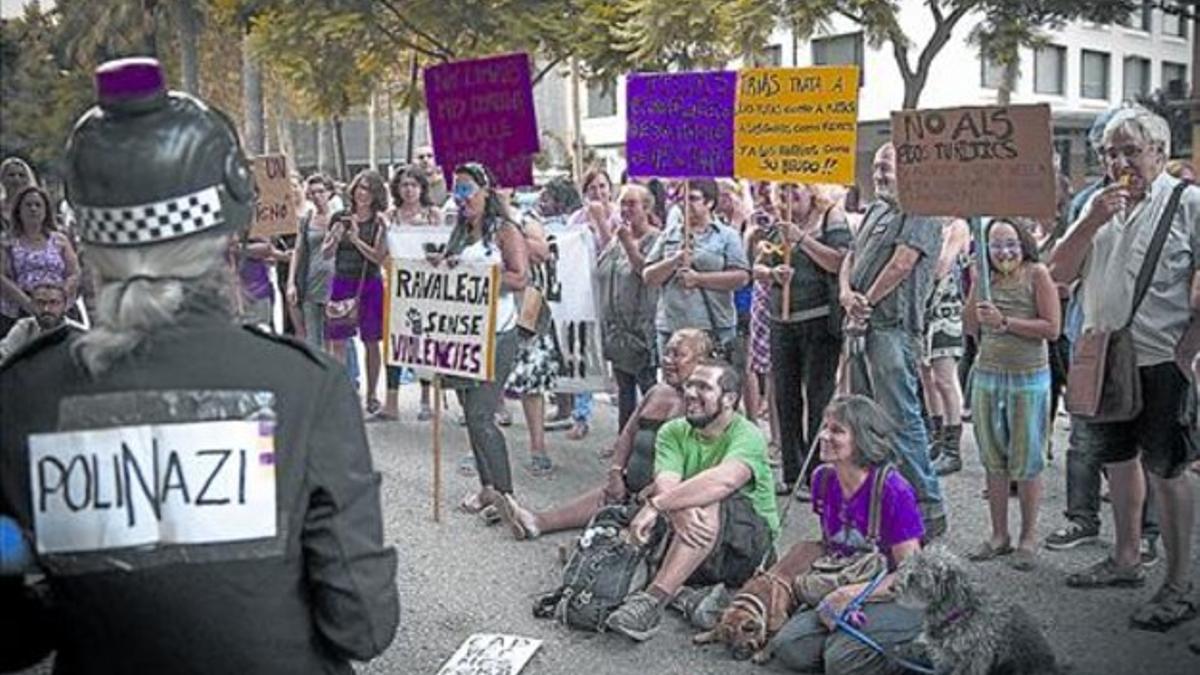 Protesta, ayer por la noche, de vecinos del Barri Gòtic en la plaza del Pi (izquierda) y del Raval en la rambla de este nombre, contra el modelo de turismo masivo que desfigura Barcelona.