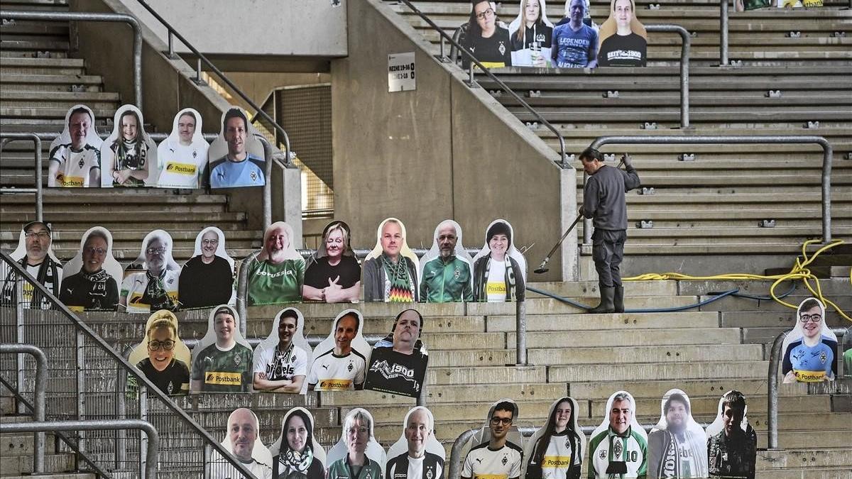 Fotografías de aficionados en las gradas del estadio del Borussia Moenchengladbach.