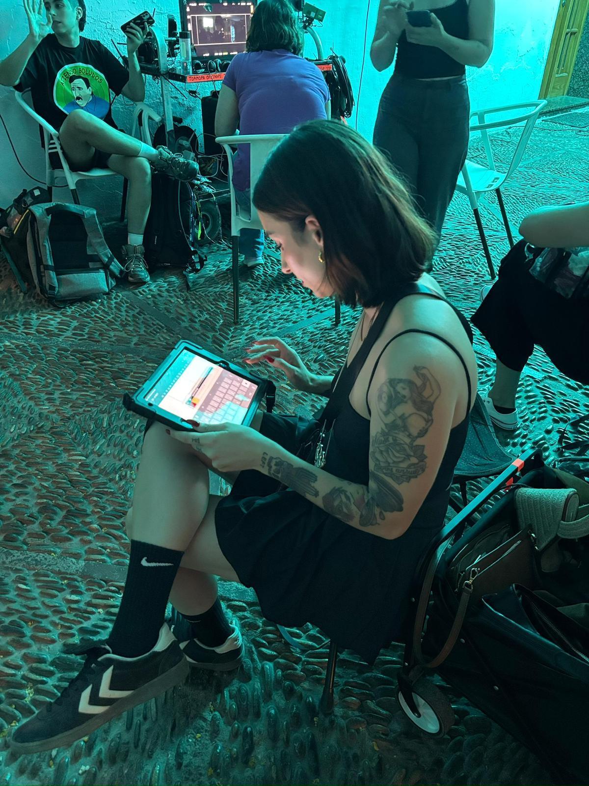 La joven de Benifaió revisa los detalles de las secuencias en un tablet.