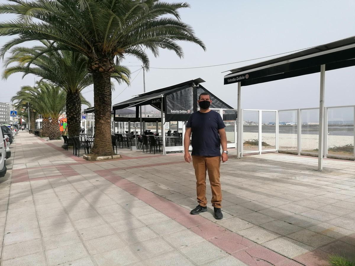El propietario del bar O Pazo y, al fondo a la derecha, el espacio para la terraza sin montar
