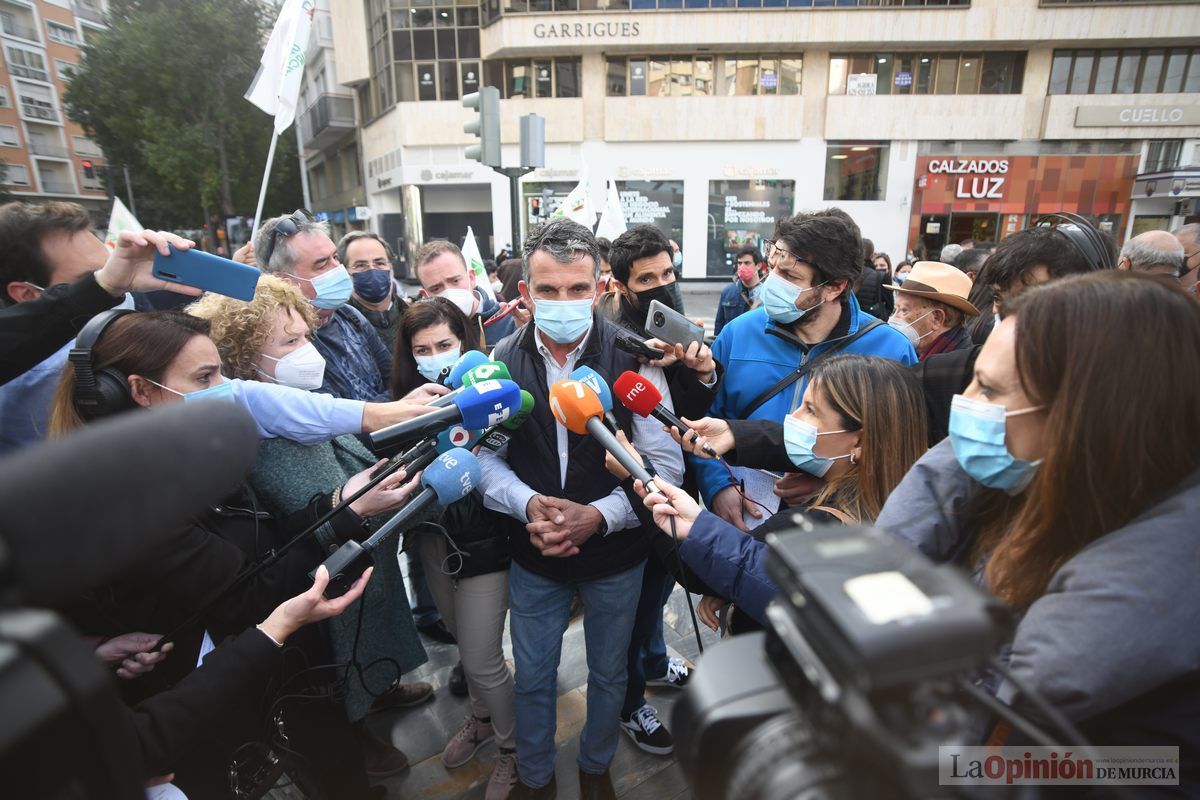 Miles de agricultores y ganaderos toman las calles de Murcia