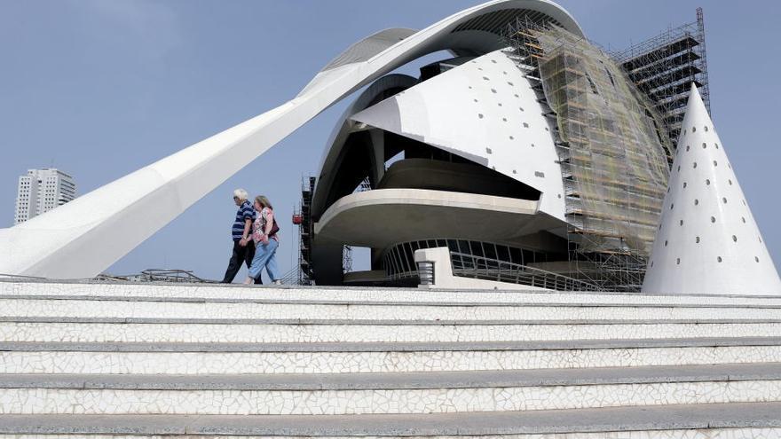 Parte del revestimiento cerámico del Palau de les Arts ha quedado repuesto en su cara sur.