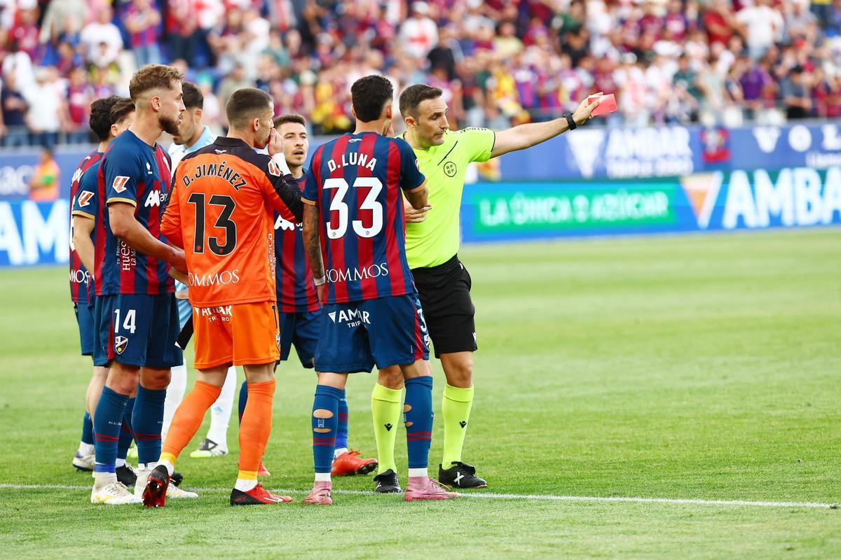 Arcediano Monescillo da indicaciones a los jugadores del Huesca durante el derbi.