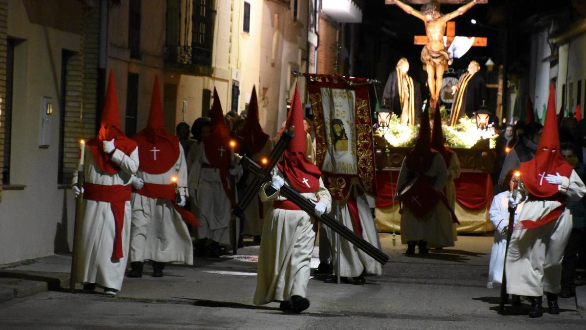 Los cofrades arropan al Cristo de la Pasión durante la Procesión del Silencio