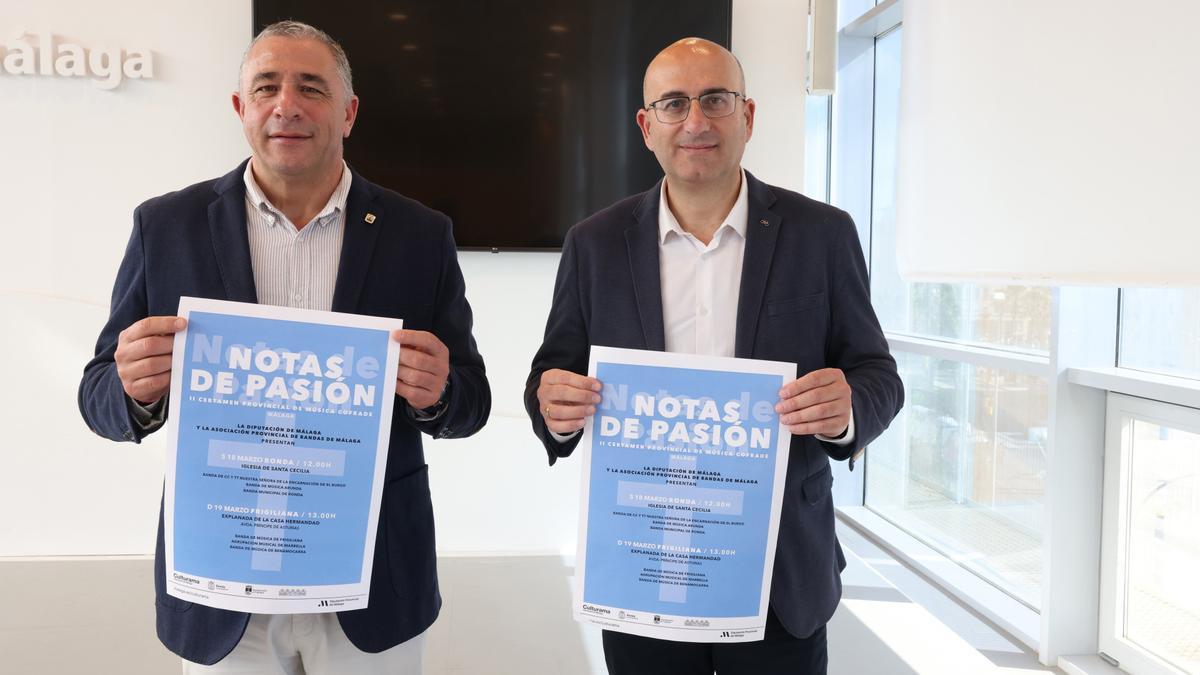 El diputado de Cultura, Manuel López Mestanza, junto a José Sánchez, presidente de la Asociación Provincial de Bandas de Málaga, han presentado el evento.