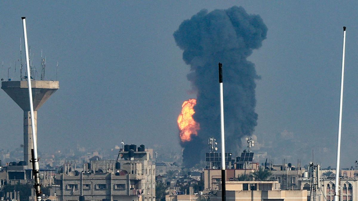 Bombardeo israelí sobre la ciudad de Rafah, en el sur de la Franja de Gaza, este viernes tras reanudarse la guerra en el enclave palestino.