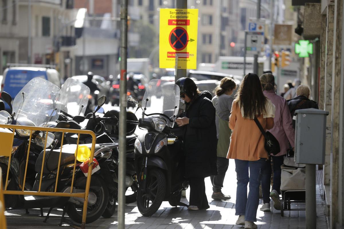 Ciudadanos en una calle de Barcelona.