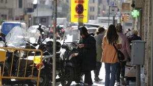 Ciudadanos en una calle de Barcelona.