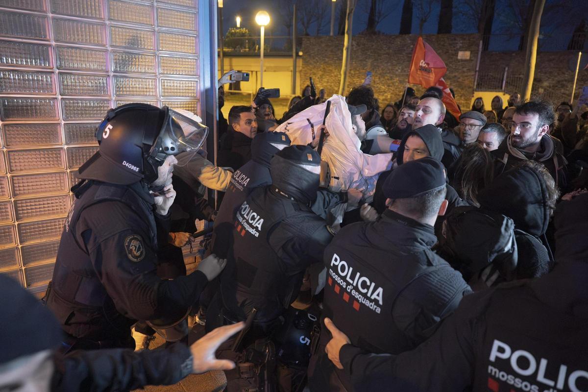 Los profesores cortan la ronda litoral en la jornada de huelga de docentes. En la foto, en un primer momento los profesores en huelga se encaran con los Mossos d’Esquadra antes de cortar la ronda litoral a la altura de la Barceloneta Los profesores cortan la ronda litoral en la jornada de huelga de docentes. En la foto, en un primer momento los profesores en huelga se encaran con los Mossos d’Esquadra antes de cortar la ronda litoral a la altura de la Barceloneta