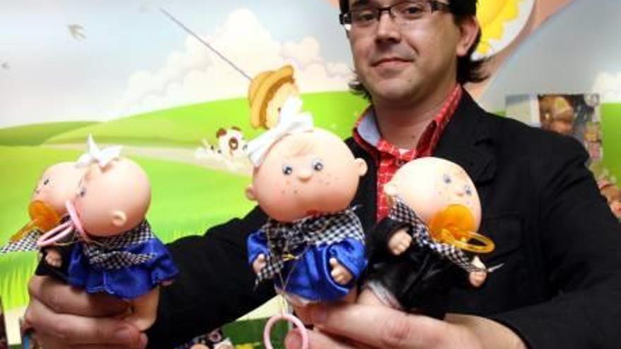 El gerente de la empresa, César Bernabeu, con otros muñecos.