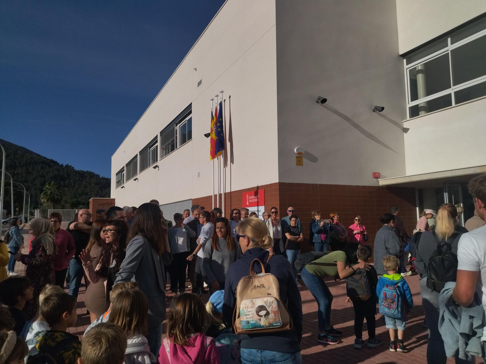 Los niños y niñas de Xaló estrenan el nuevo instituto-escuela Serra de Bèrnia entre aplausos