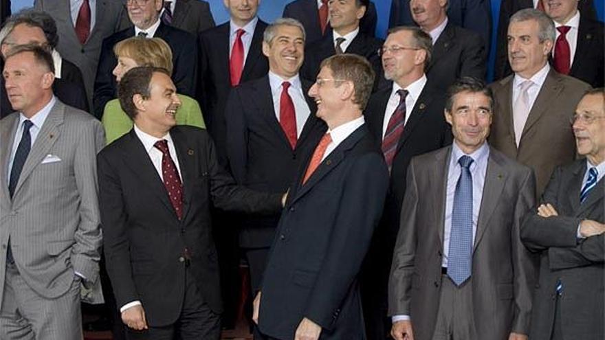 Rodríguez Zapatero (segundo por la izquierda) conversa con el primer ministro de Hungría, Ferenc Gyurcsàny, durante la foto de familia de la cumbre.