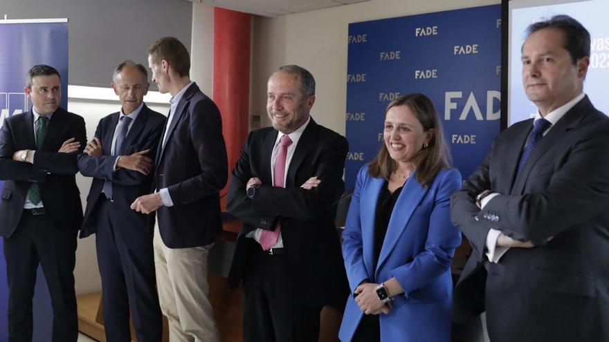 Representantes de FADE y KPMG, así como de entidades colaboradores, durante la presentación de la encuesta.