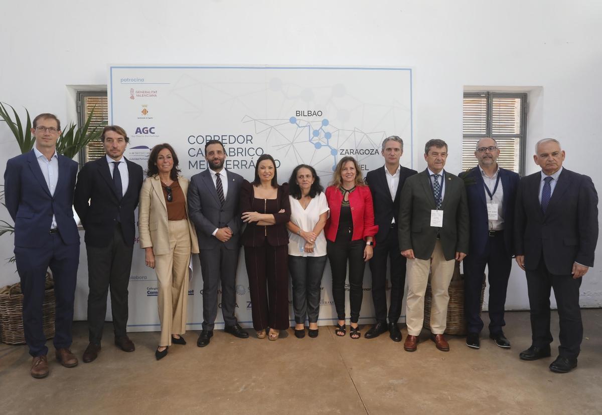 La presidenta de Asecam, junto a ponentes y autoridades.